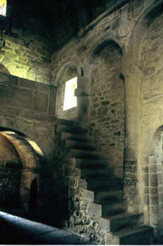 Escalera de acceso a la tribuna de la iglesia de Santa Cristina