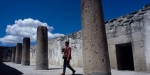 Pasillo de las columnas del conjunto Arqueológico de Mitla, Méxi