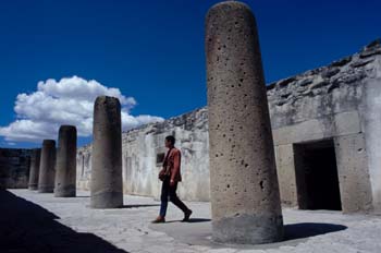 Pasillo de las columnas del conjunto Arqueológico de Mitla, Méxi