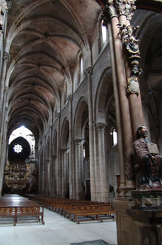 Parteluz y nave central de la Catedral de Orense, Galicia