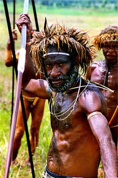 Guerrero con lanza y corona, Irian Jaya, Indonesia
