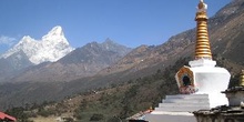 Templo stupa con Ama Dablam