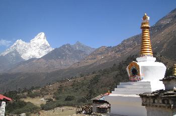 Templo stupa con Ama Dablam