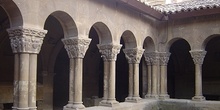 Vista de una esquina del claustro, Huesca