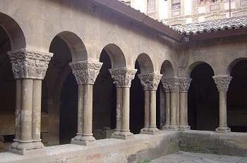 Vista de una esquina del claustro, Huesca