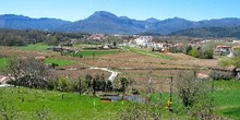 Vista de prados y montañas a las afueras de Olot, Garrotxa, Gero