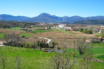 Vista de prados y montañas a las afueras de Olot, Garrotxa, Gero