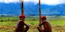 Dos ancianos conversando, Irian Jaya, Indonesia