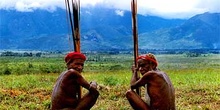 Dos ancianos conversando, Irian Jaya, Indonesia