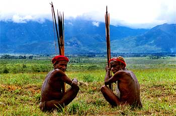 Dos ancianos conversando, Irian Jaya, Indonesia