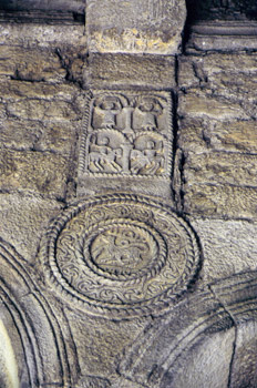 Banda historiada y clípeo en la Sala de la planta noble de Santa