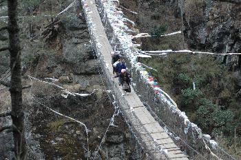 Porteadores cruzando puente