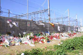 Objetos depositados en recuerdo de las víctimas de los Atentados