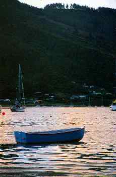 Barca en el puerto de Picton, Nueva Zelanda