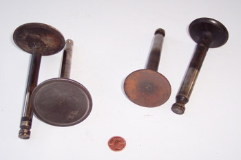 Válvulas de admisión y de escape de un motor 6 cilindros