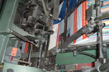 Entrada de cubiertas en el tren de encuadernación