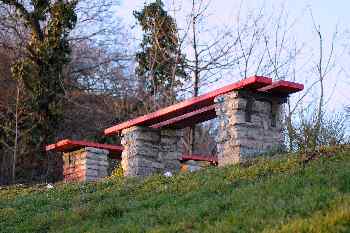 Bancos en el parque de Gellért, Budapest, Hungría
