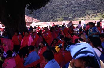 Mujeres en las fiestas patronales de San Lorenzo, en Zinacantán,