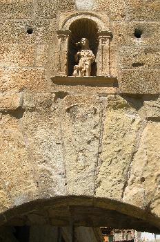 Fachada con estatua en Valderrobres, Teruel