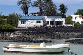 Fibra o pequeña embarcación en Puerto Ayora, Ecuador