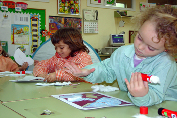 Realizando manualidades