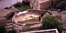Mujeres recogiendo agua de una cisterna en Kohlan, Yemen