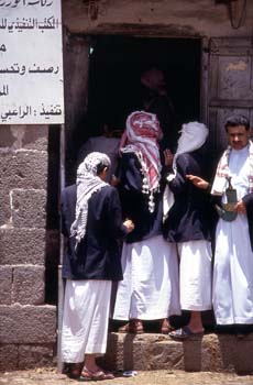 Grupo de hombres ante una tienda, Yemen