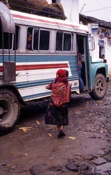 Mujer con niño a la espalda en la estación de autobuses de Chich