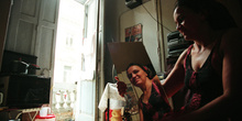 Mujer se mira al espejo, favelas de Sao Paulo, Brasil
