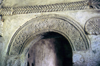 Arco de medio punto decorado de la iglesia de San Miguel de Lill