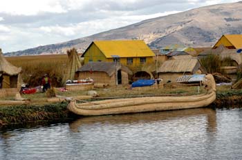 Vivienda de los Uros en el lago Titicaca, Perú