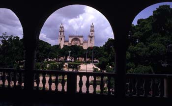 Vista de la Catedral desde el Palacio Municipal, Mérida, México