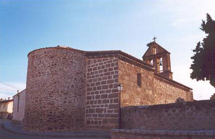 Vista posterior de la iglesia de San Bartolomé de Navalafuente