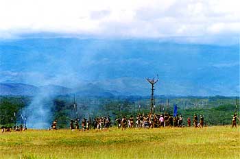 Lugar de reunión de una tribu en el Festival de Tribus, Irian Ja