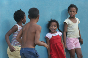 Niños de Quilombo delante de la escuela del pueblo, Sao Paulo, B