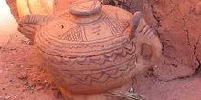 Vasija de barro beréber decorada