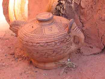 Vasija de barro beréber decorada