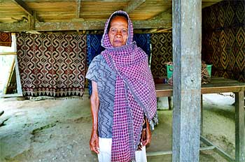 Mujer Toraja con ropas típicas, Sulawesi, Indonesia