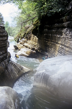 Aficionado al barranquismo en una poza