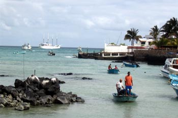 Muelle de pescadores en el Puerto Ayora en Sta. Cruz, Ecuador