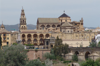 Mezquita vista desde el río Guadalquivir, Córdoba, Andalucía
