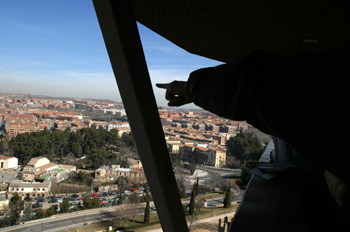 Persona enseña vistas de Toledo