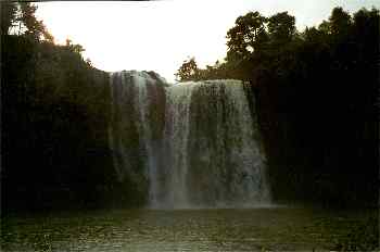 Catarata cercana a Hikurangi, vista desde abajo, Nueva Zelanda