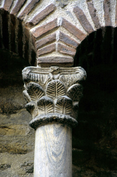 Detalle ventana trífora de la iglesia de San Tirso el Real, Ovie