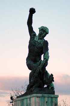 Escultura de un soldado soviético al lado de la Estatua de la Li