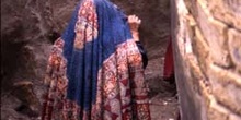 Mujer en una calle de Thulla, Yemen