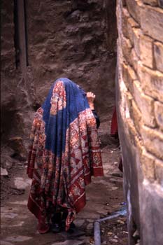 Mujer en una calle de Thulla, Yemen