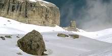 Peñón nevado en valle de Ordesa