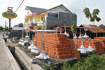 Tienda ladrillos y ornamentos mezquita, Jogyakarta, Indonesia