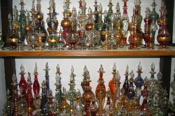 Vitrina de una tienda de artesanía árabe